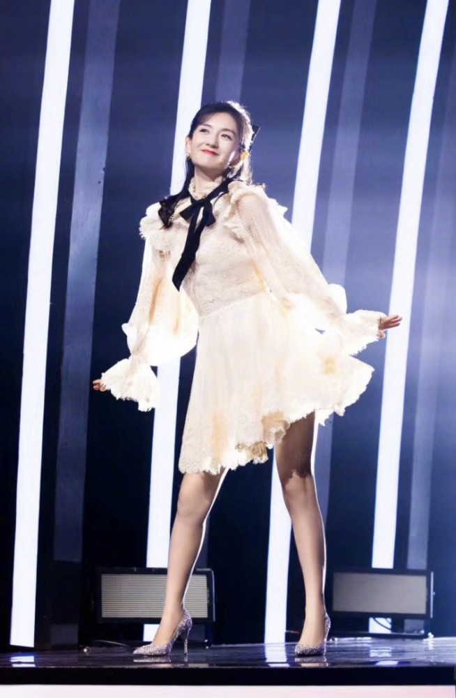 谢娜还在下面用"水银高跟鞋"搭配这件裙子,谢娜的高跟鞋的从正面看去