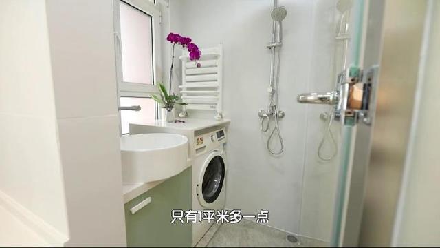 厕所|北京35㎡睡6人还要生二胎，老人睡客厅上30次厕所，全家站吃