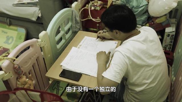 厕所|北京35㎡睡6人还要生二胎，老人睡客厅上30次厕所，全家站吃