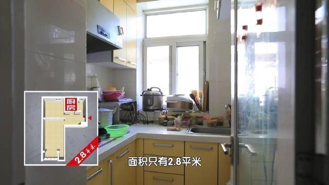 厕所|北京35㎡睡6人还要生二胎，老人睡客厅上30次厕所，全家站吃