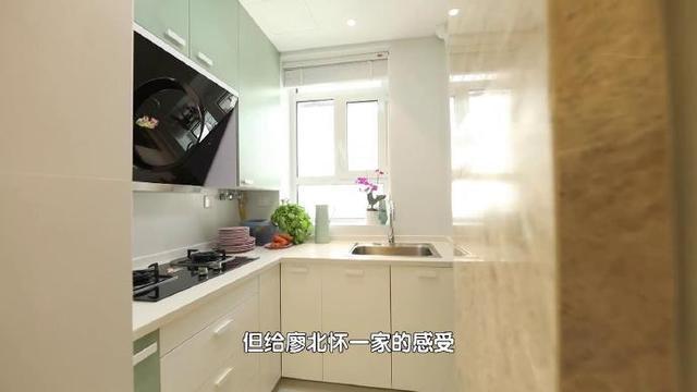 厕所|北京35㎡睡6人还要生二胎，老人睡客厅上30次厕所，全家站吃