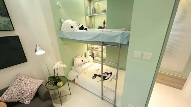 厕所|北京35㎡睡6人还要生二胎，老人睡客厅上30次厕所，全家站吃