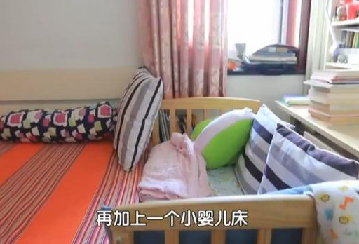 厕所|北京35㎡睡6人还要生二胎，老人睡客厅上30次厕所，全家站吃