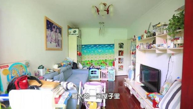 厕所|北京35㎡睡6人还要生二胎，老人睡客厅上30次厕所，全家站吃