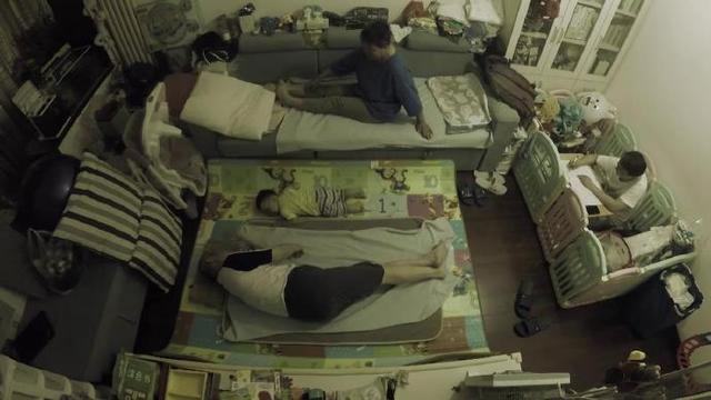 厕所|北京35㎡睡6人还要生二胎，老人睡客厅上30次厕所，全家站吃