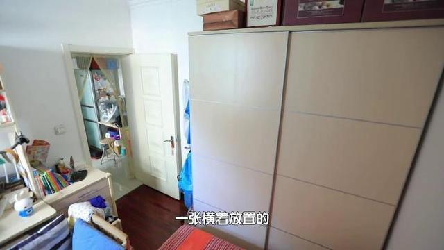 厕所|北京35㎡睡6人还要生二胎，老人睡客厅上30次厕所，全家站吃