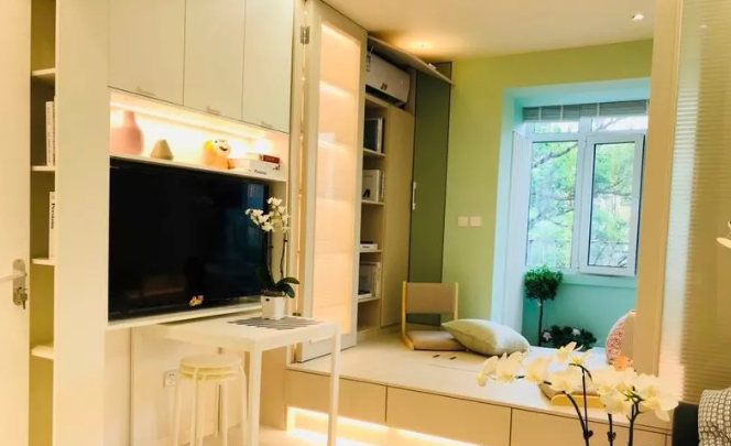 厕所|北京35㎡睡6人还要生二胎，老人睡客厅上30次厕所，全家站吃