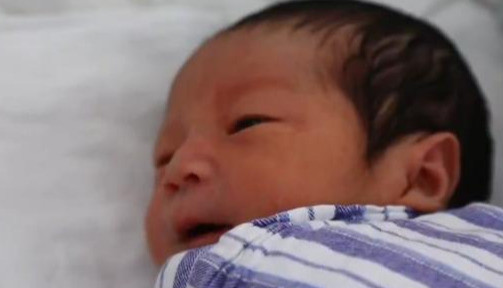 厕所|北京35㎡睡6人还要生二胎，老人睡客厅上30次厕所，全家站吃