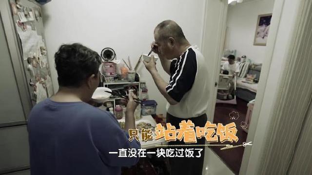 厕所|北京35㎡睡6人还要生二胎，老人睡客厅上30次厕所，全家站吃