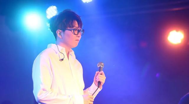 毛不易|周深频繁参加综艺被吐槽？比起毛不易，他确实用力过猛了！