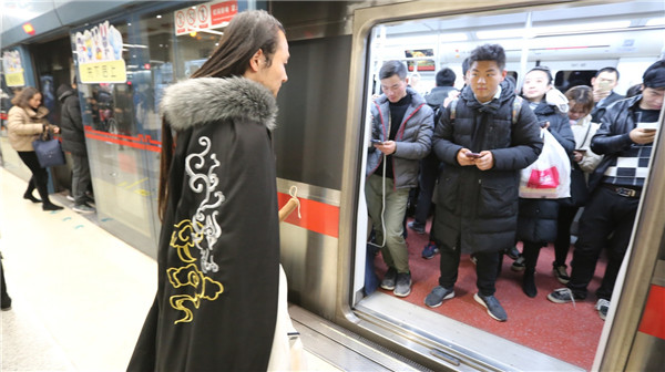 汉服|西安一90后小伙长发及腰，10年来坚持穿汉服，将爱好变成了职业