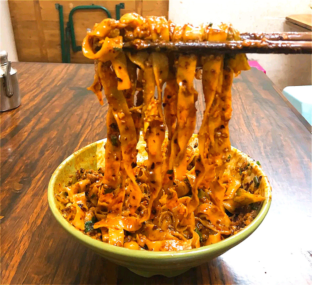 非常有地方特色的美食,但凡吃过地道重庆面的朋友,一定会对那种重麻辣