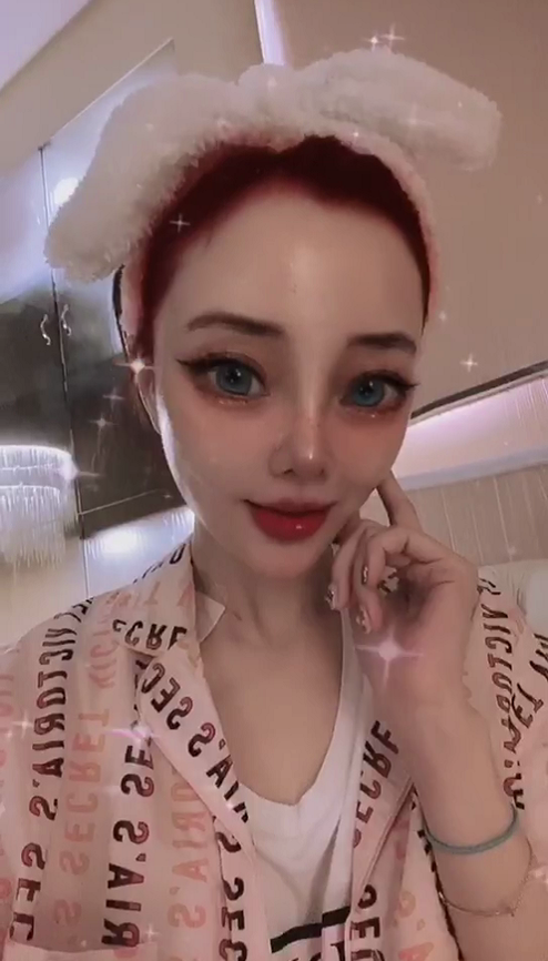 李小璐|深夜声称喜欢帅气，脖子有草莓印引感情猜疑，李小璐澄清辟谣