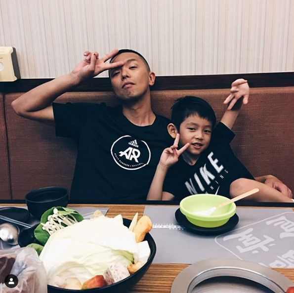 黄鸿升|黄鸿升亲妹晒与哥哥最后聊天记录，黄鸿升保留着与外甥出生时的合影