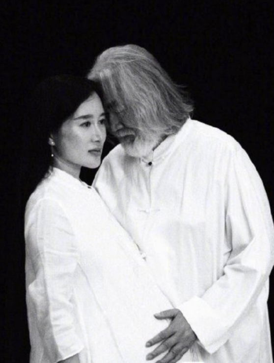 杜星霖|杜星霖月子期插花酿酒超有情调，表白69岁张纪中：过上了理想生活