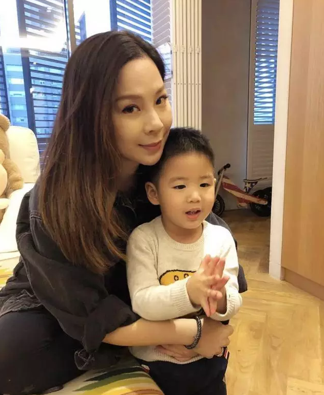 赖弘国|赖弘国离婚后搭上44岁名媛，女方狂夸赖弘国，阿娇曾为该名媛站台