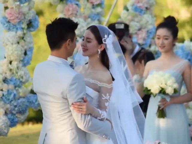打开腾讯新闻,查看更多图片 >比如蔡国庆,他45岁才有了孩子,陈小春46