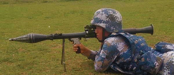 取代了56式40火箭筒,每个步兵班配发1-2具40火,由射手和弹药手2人组成