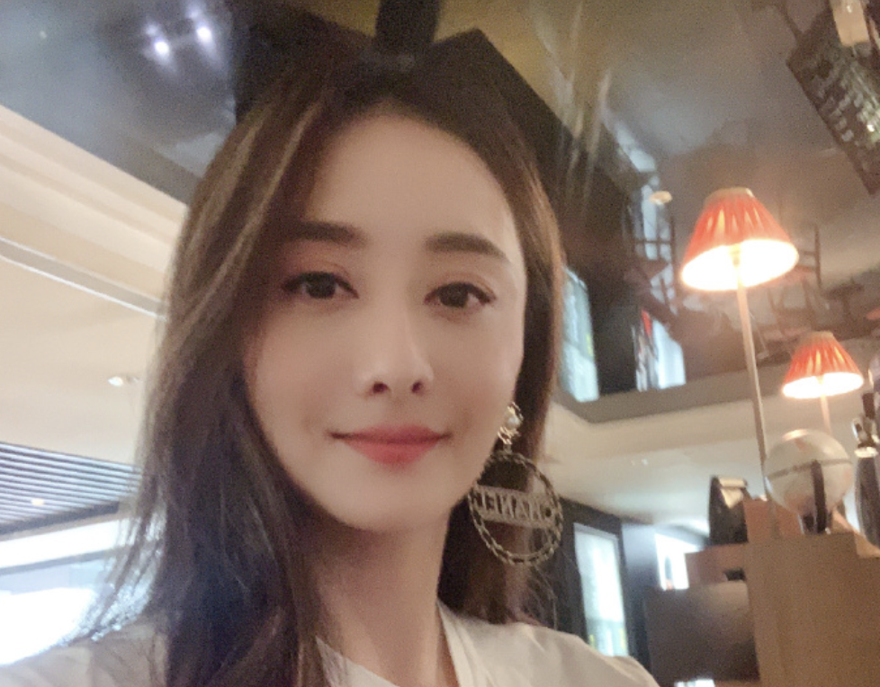 陈德容|陈德容近况曝光，46岁“琼女郎”颜值回春，频繁营业凸显事业心