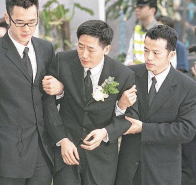 张国荣灵魂伴侣唐鹤德有新恋情和帅哥无距离合影年龄差距好大