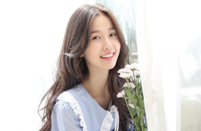 虞书欣|虞书欣被“舅舅”吐槽不请客，委屈回应：没机会！俩人互动太可爱