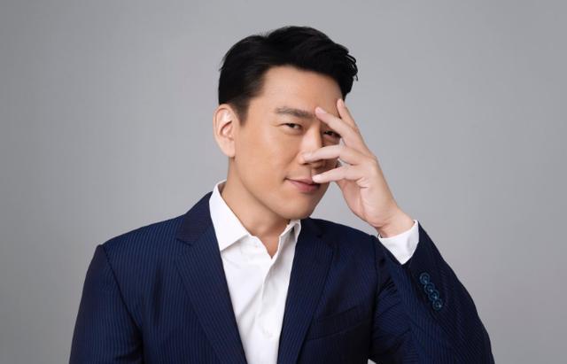 虞书欣|虞书欣被“舅舅”吐槽不请客，委屈回应：没机会！俩人互动太可爱