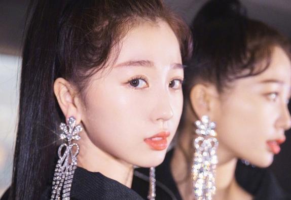 虞书欣|虞书欣被“舅舅”吐槽不请客，委屈回应：没机会！俩人互动太可爱