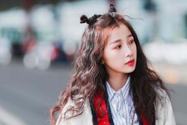 虞书欣|虞书欣被“舅舅”吐槽不请客，委屈回应：没机会！俩人互动太可爱