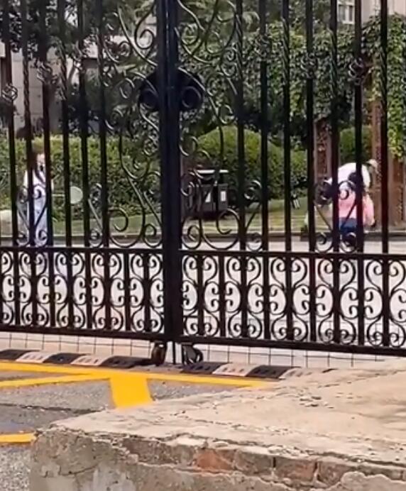 李小璐|李小璐晒自拍现吻痕，被疑与pg1复合？本尊辟谣：手术拆线所致