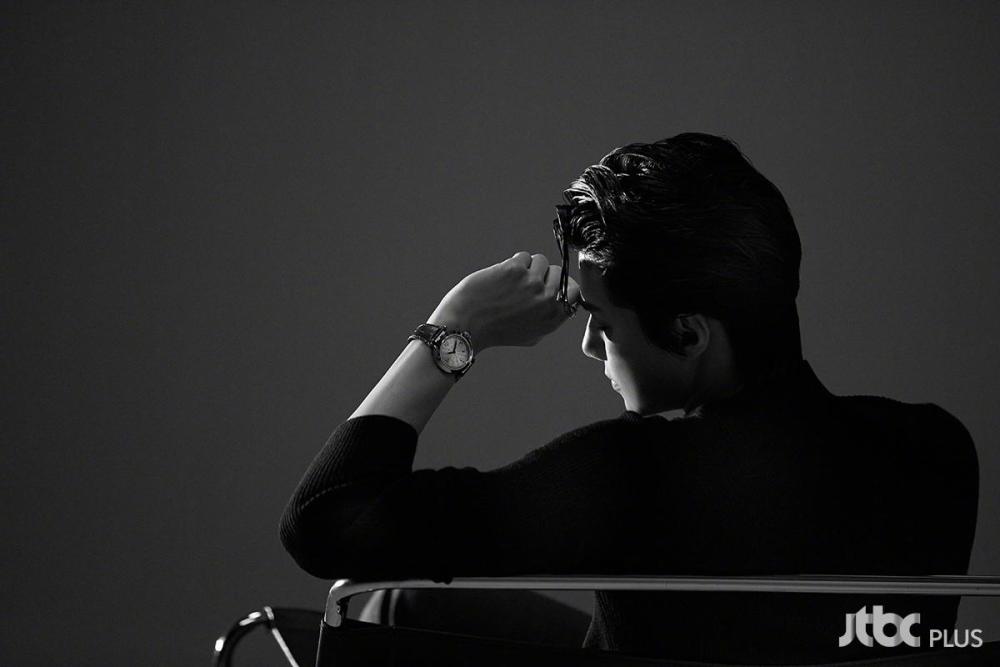 世勋这张背影侧颜真是靠气质取胜,连背影都散发着贵公子气息,他扶着