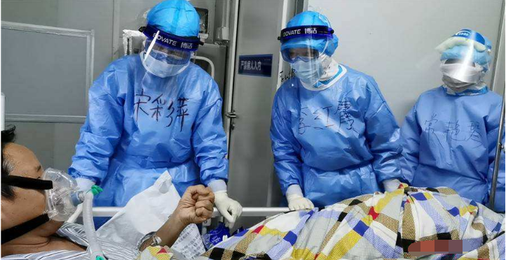 最美逆行者|《最美逆行者》央视1套开播，仅仅看了几分钟，就忍不住流下眼泪