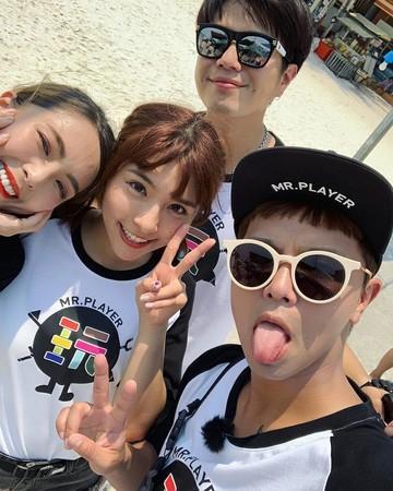 黄鸿升|黄鸿升灵堂布置曝光！被白色鲜花包围，遗照帅气阳光令人不舍