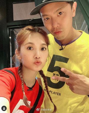 黄鸿升|黄鸿升灵堂布置曝光！被白色鲜花包围，遗照帅气阳光令人不舍