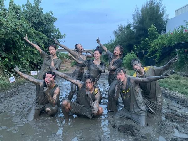 黄鸿升|黄鸿升灵堂布置曝光！被白色鲜花包围，遗照帅气阳光令人不舍