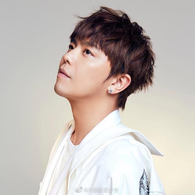 黄鸿升|黄鸿升灵堂布置曝光！被白色鲜花包围，遗照帅气阳光令人不舍