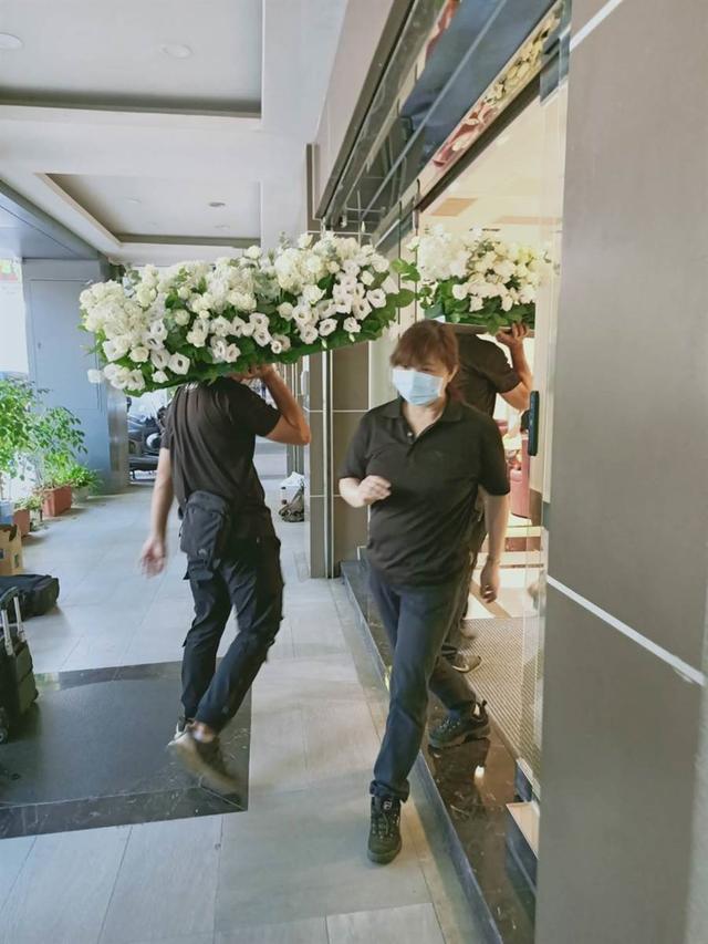 黄鸿升|黄鸿升灵堂布置曝光！被白色鲜花包围，遗照帅气阳光令人不舍