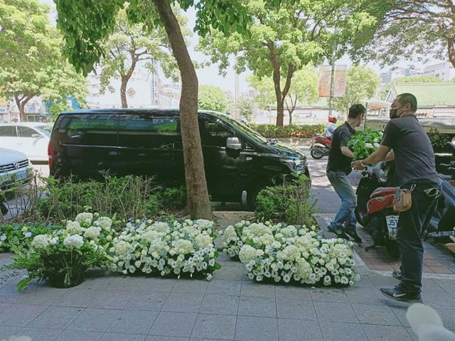 黄鸿升|黄鸿升灵堂布置曝光！被白色鲜花包围，遗照帅气阳光令人不舍