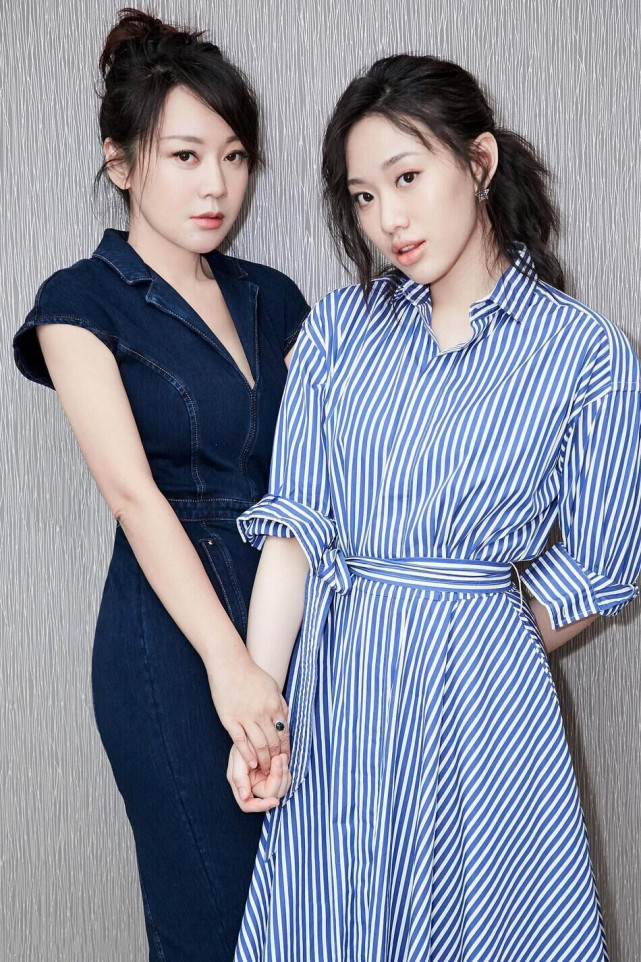 闫妮回老家西安探亲素面朝天接地气22岁邹元清遗传妈妈美貌