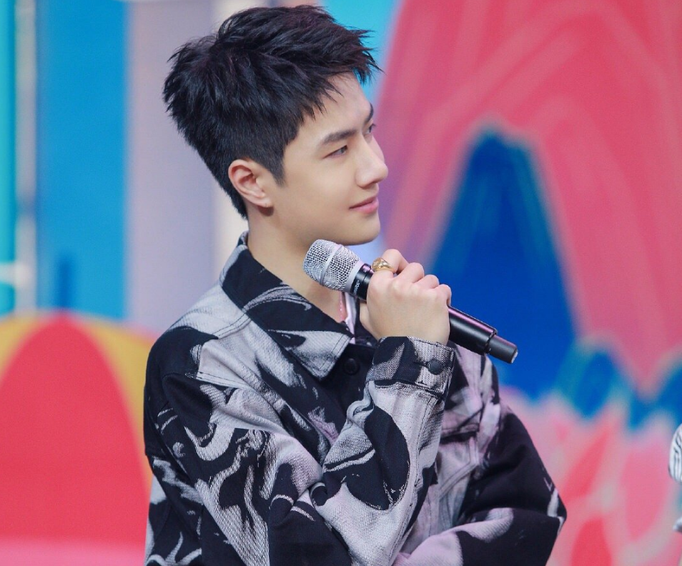 王一博|金鹰奖三轮投票开始，王一博反超断层第一，《天天向上》拉票助力