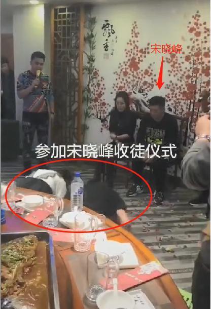 宋晓峰|宋晓峰新电影举行杀青宴，高颜值妻子罕见露面，合影时两人秀恩爱