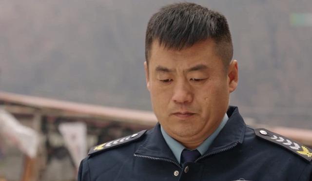 宋晓峰|宋晓峰新电影举行杀青宴，高颜值妻子罕见露面，合影时两人秀恩爱