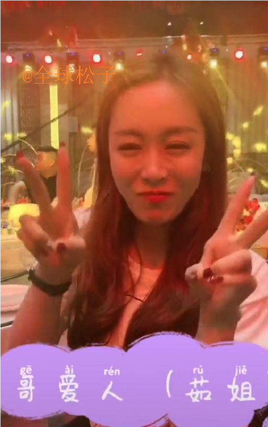 宋晓峰|宋晓峰新电影举行杀青宴，高颜值妻子罕见露面，合影时两人秀恩爱