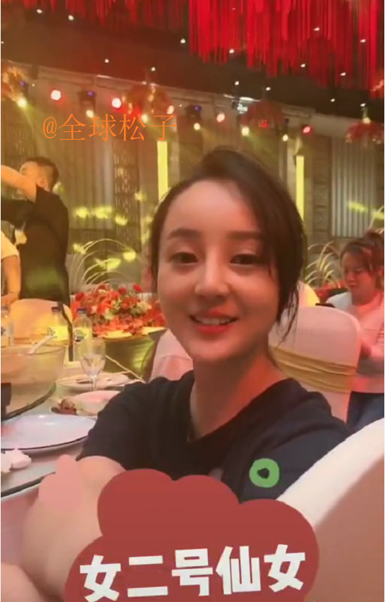 宋晓峰|宋晓峰新电影举行杀青宴，高颜值妻子罕见露面，合影时两人秀恩爱