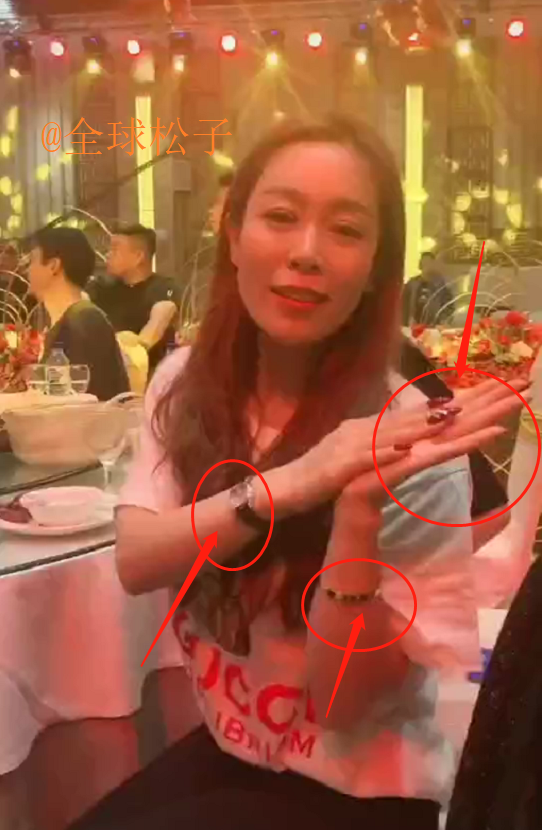 宋晓峰|宋晓峰新电影举行杀青宴，高颜值妻子罕见露面，合影时两人秀恩爱