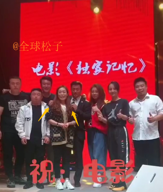 宋晓峰|宋晓峰新电影举行杀青宴，高颜值妻子罕见露面，合影时两人秀恩爱