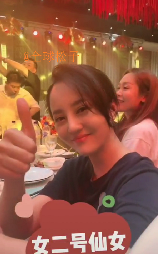 宋晓峰|宋晓峰新电影举行杀青宴，高颜值妻子罕见露面，合影时两人秀恩爱