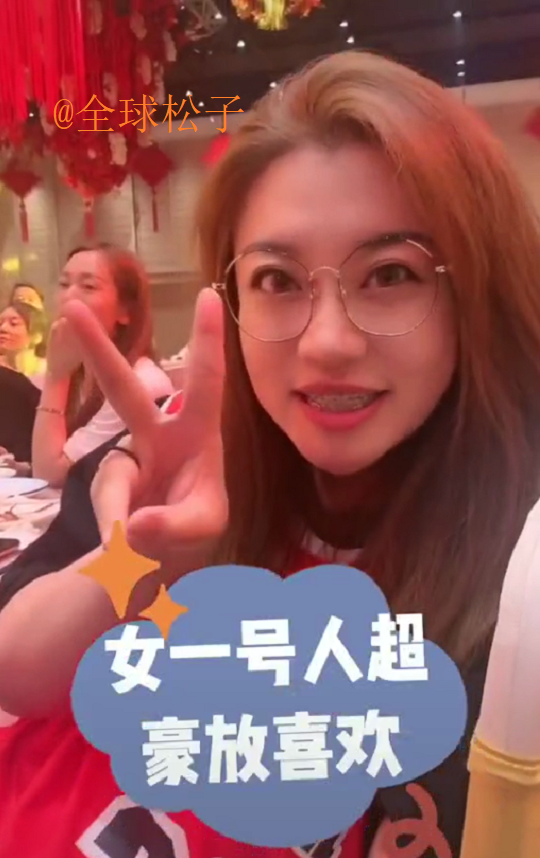 宋晓峰|宋晓峰新电影举行杀青宴，高颜值妻子罕见露面，合影时两人秀恩爱