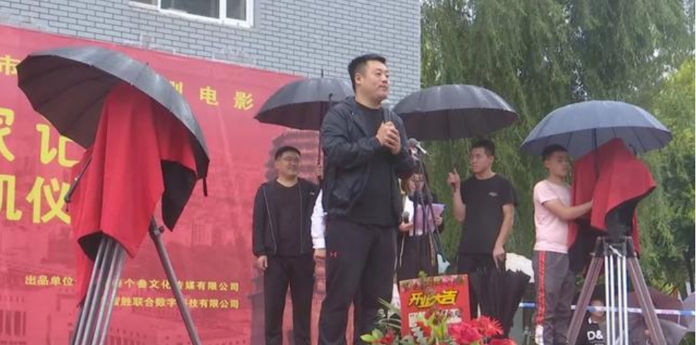 宋晓峰|宋晓峰新电影举行杀青宴，高颜值妻子罕见露面，合影时两人秀恩爱