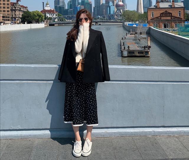 毛衣搭半身裙美翻了,早秋这样穿,化身温婉气质女神