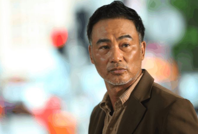 任达华与好友相约路边摊,低调现身路人不识,精神状态不输年轻人